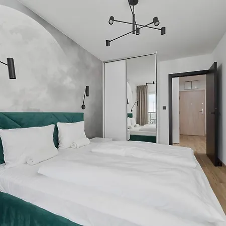 Apartment Moonlight With Parking, 2 Km To Old Town By Renters