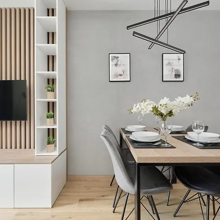 Apartment Moonlight With Parking, 2 Km To Old Town By Renters