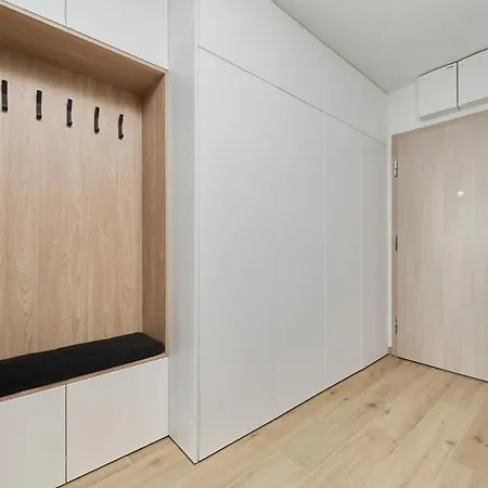 Moonlight With Parking, 2 Km To Old Town By Renters Apartment